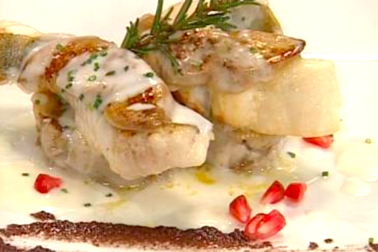 Gallo San Pedro con manitas de cerdo, foie y salsa al cava