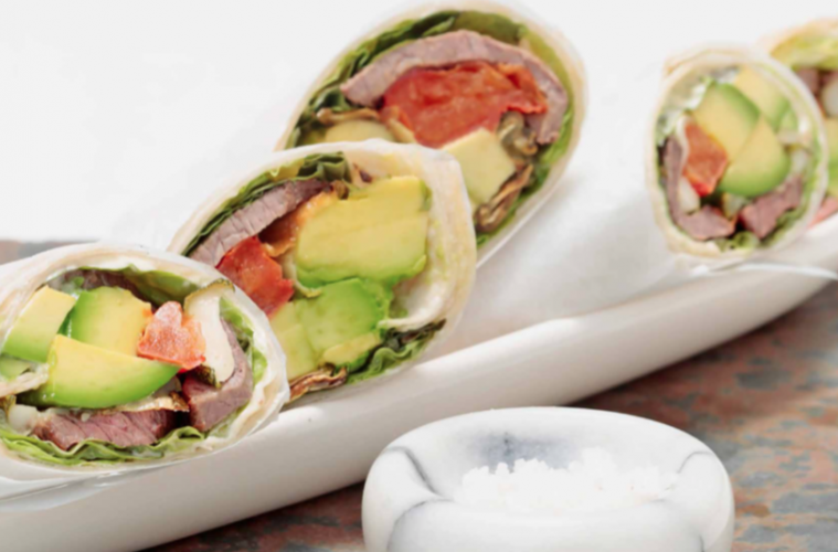 Wrap de roast beef con aguacate y verduras asadas