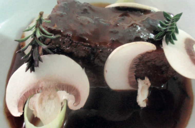 Carrillada de cerdo estofada y champiñones