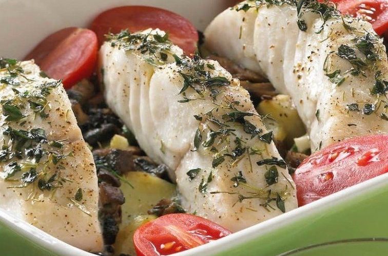 Fogonero al horno en salsa verde con patatas, champiñones y tomatitos cherry