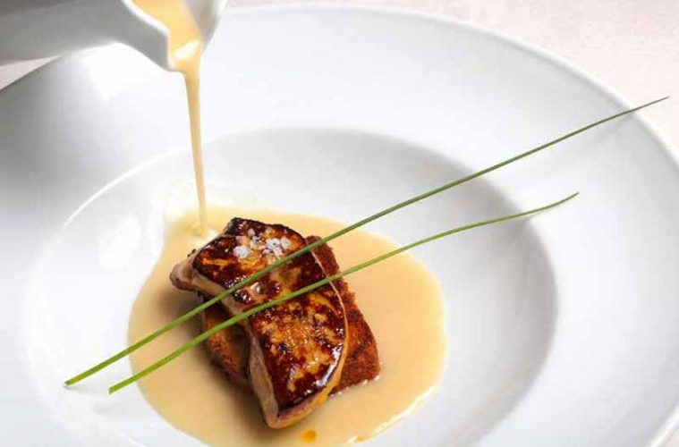 Sopa de cebolla con brioche de pasas y foie gras
