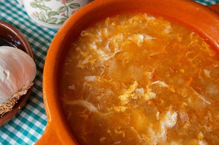 Sopa de ajo negro y azafrán