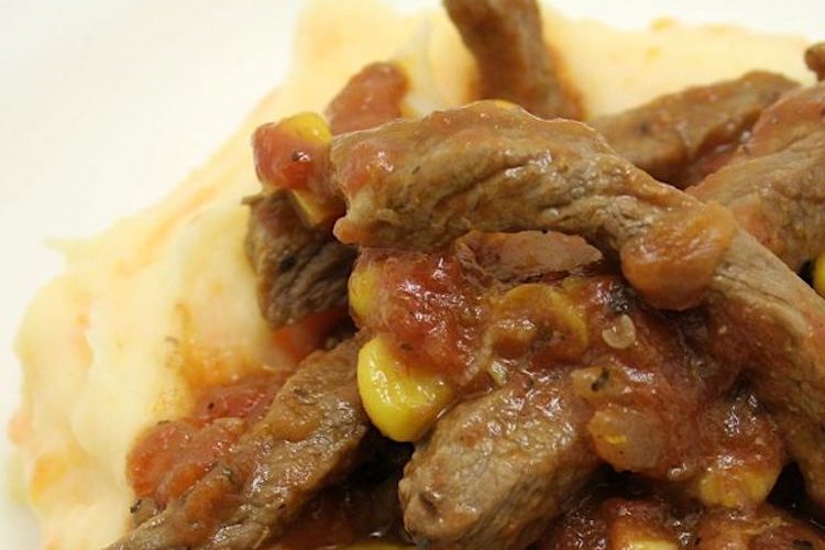 Ternera de Ávila salteada con crema de patatas revolconas