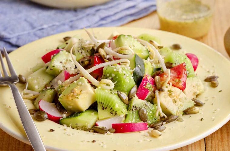 Ensalada de crudités con kiwi