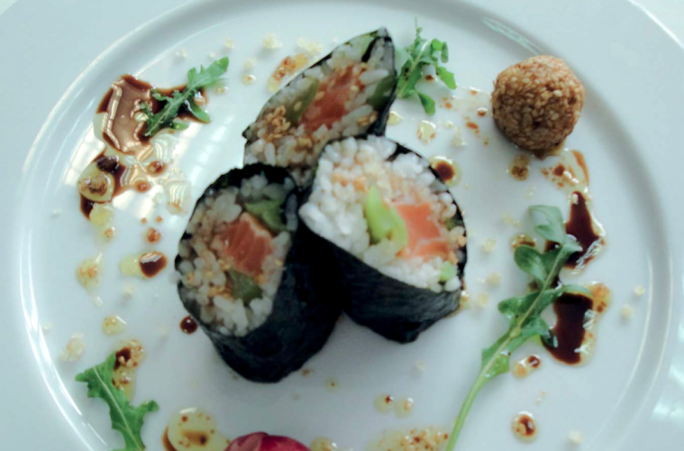 Nori-maki de salmón fresco y borraja marinado con brisura de limón