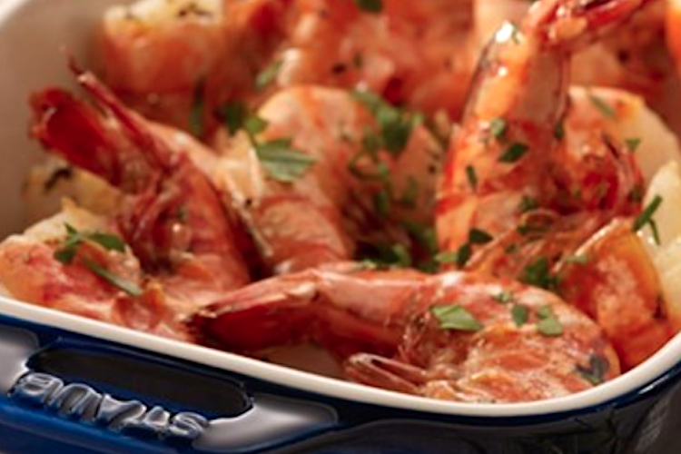 Colas de langostino con ajo morado, perejil y romero