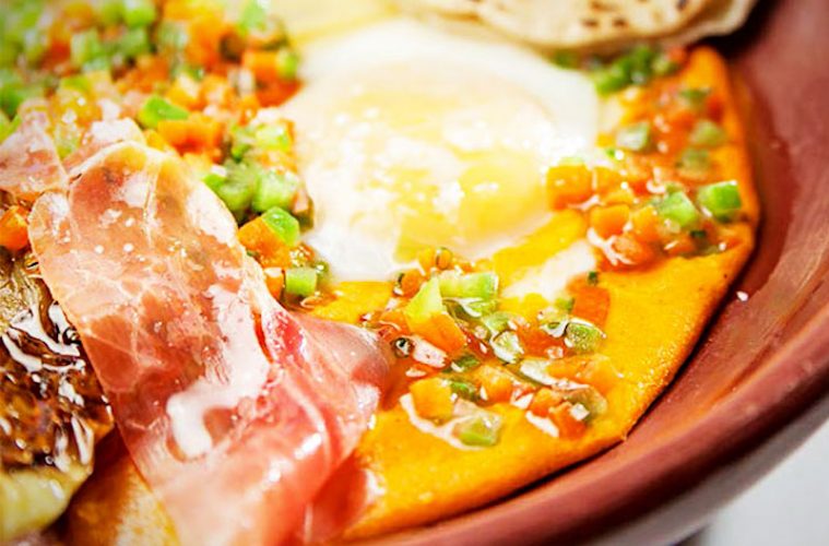 Huevos a la veracruzana con Jamón Serrano y patatas panaderas
