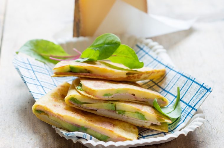 Tortitas de maíz con jamón, aguacate y queso Gruyère