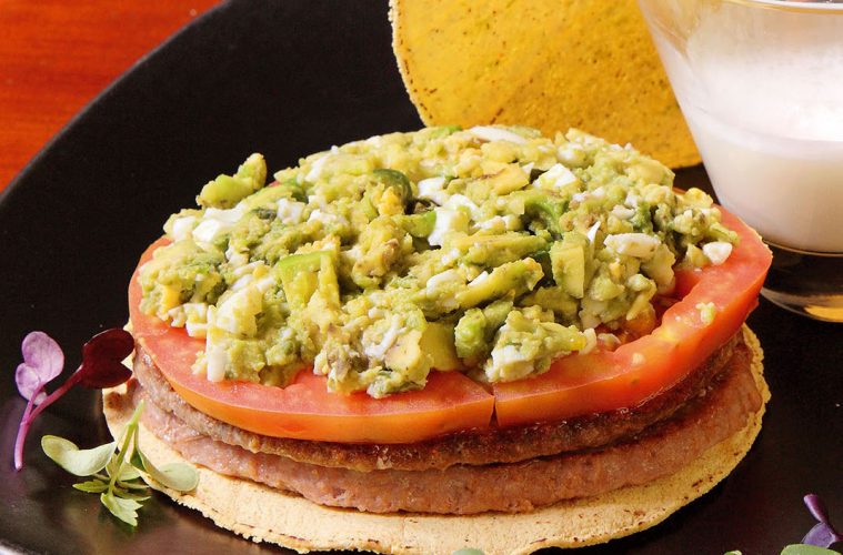 Hamburguesa de Ternasco de Aragón, jamón y aguacate, sobre tortitas de maíz