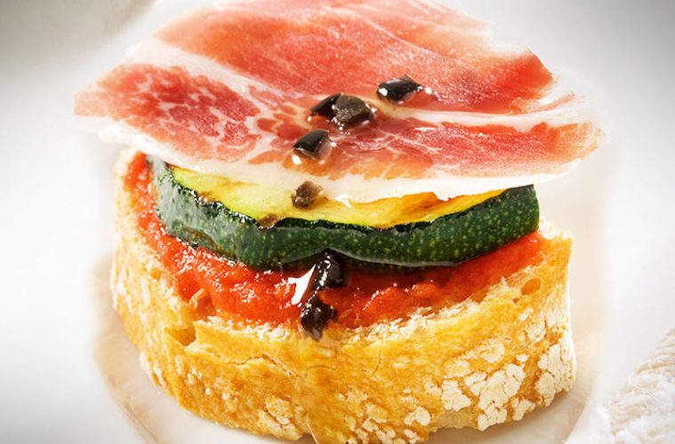 Pan de pueblo con jamón, calabacín y crema de piquillos