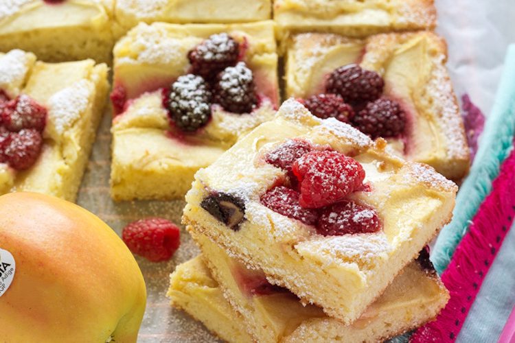 Bocaditos de tarta de manzana con frutos del bosque