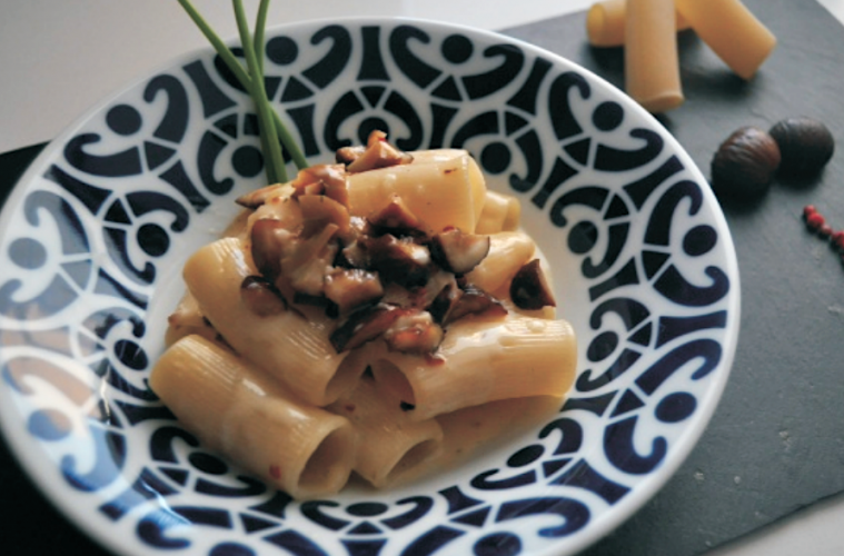 Rigatoni con castañas asadas y queso Camembert