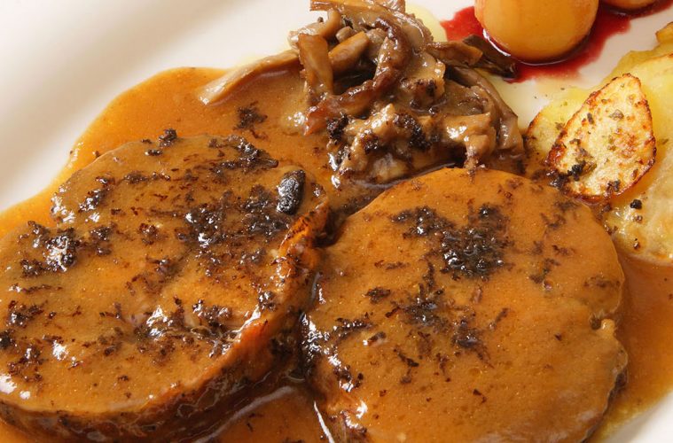 Pierna de Ternasco rellena con tortilla de boletus, con salsa de Oporto