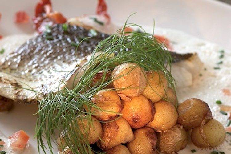 Lubina flambeada con bolitas de patata a la ajedrea