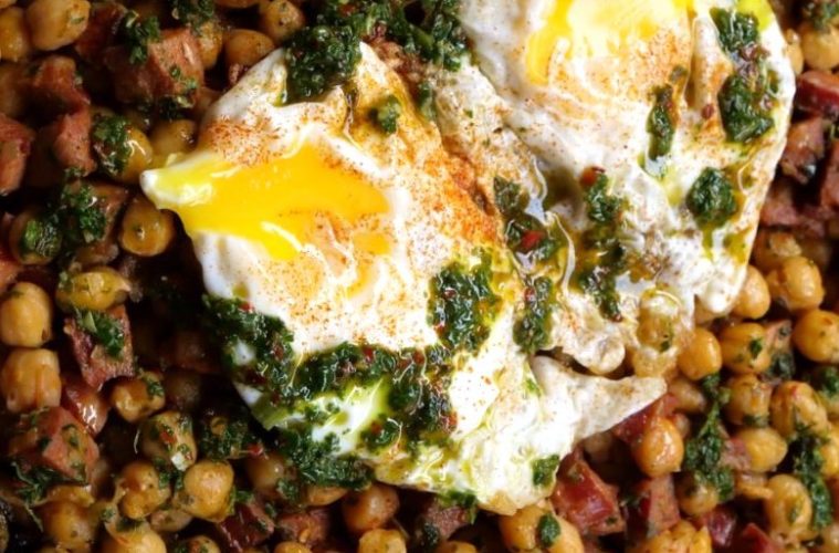 Ropa vieja con huevos estrellados