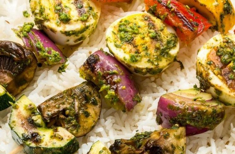 Brochetas horneadas de huevos duros con verduras