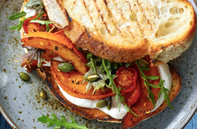 Sándwich de calabaza, tomate y rúcula con mayonesa - Foto Hellmann's