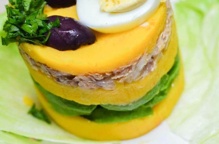 Causa limeña casera con patatas cocidas sobrantes