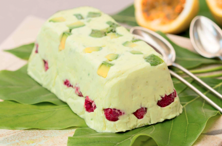 Parfait de frambuesas, aguacate y maracuyá