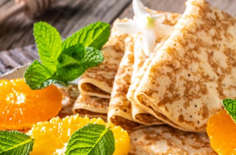 Creps cítricas con naranja, frutos rojos y crema de cacao