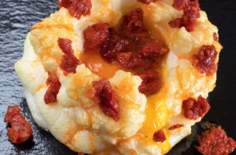 Huevos nube con chorizo
