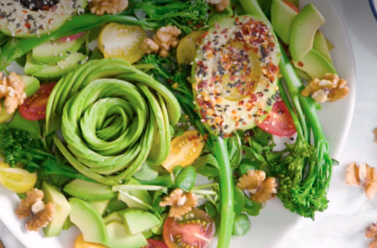 Ensalada con brócoli nueces y aguacate