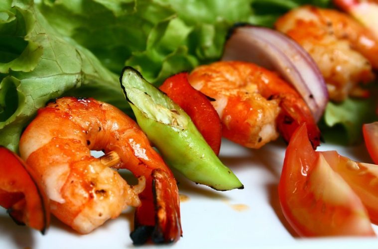 Brochetas de langostinos marinados en salsa oriental
