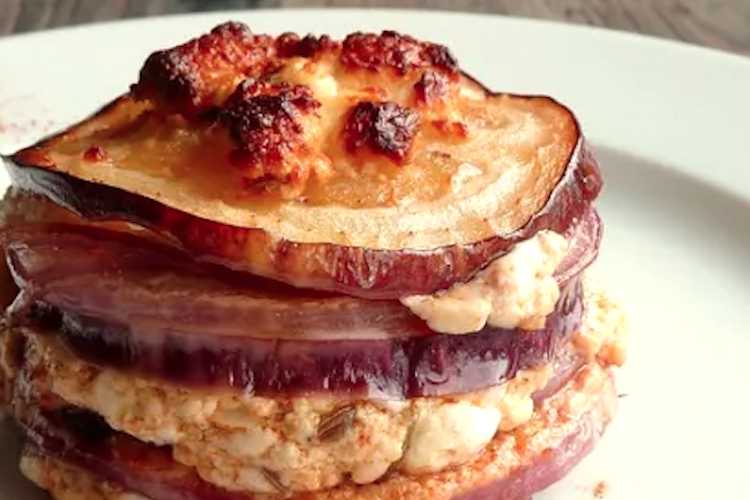 Milhojas de berenjena sobrante, con jamón y queso gratinado