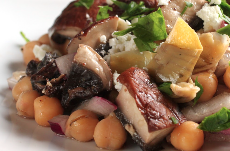 Restos de garbanzos con setas de temporada y bacon