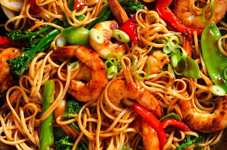 Pasta sobrante con gambas y verduras