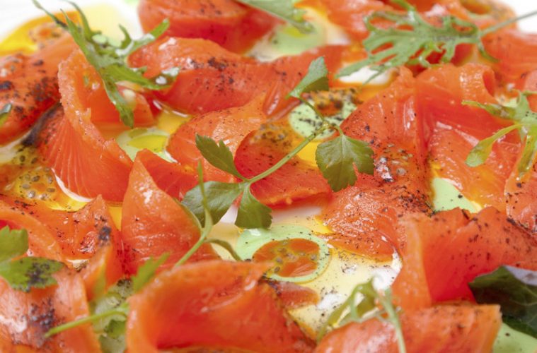 Tiradito de salmón fresco sobrante