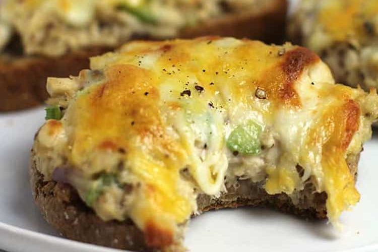 Pan rústico de atún y verduras con queso gratinado