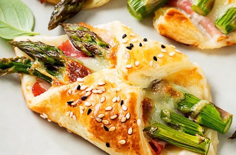 Hojaldre de espárragos, mozarella y jamón