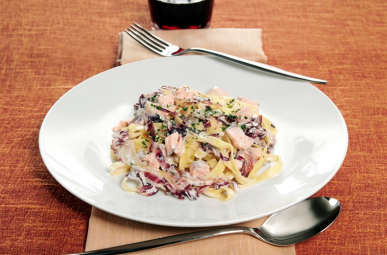 Tagliatelle con salmón y endivias