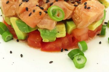 Tartar de salmón fresco sobrante con verduritas y aguacate