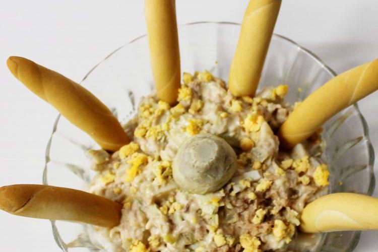 Ensaladilla con alcachofas en conserva sobrantes