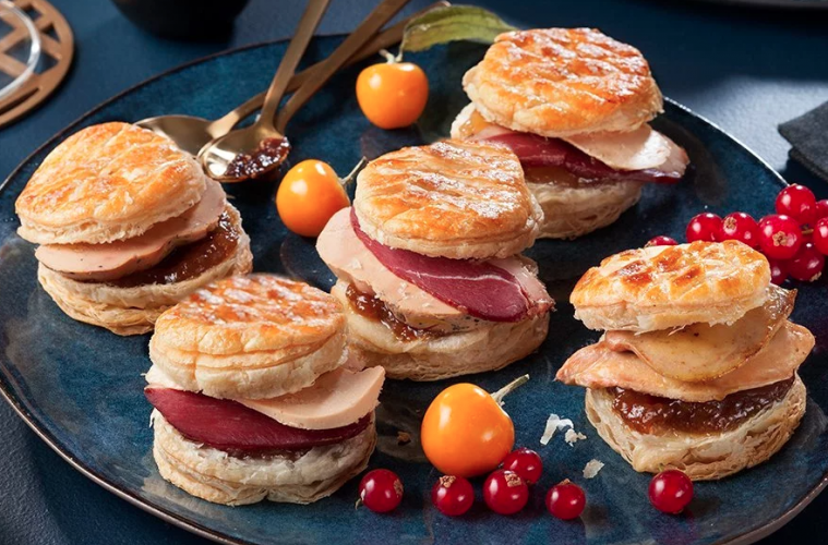 Minipastelitos de foie gras, magret de pato y chutneys variados