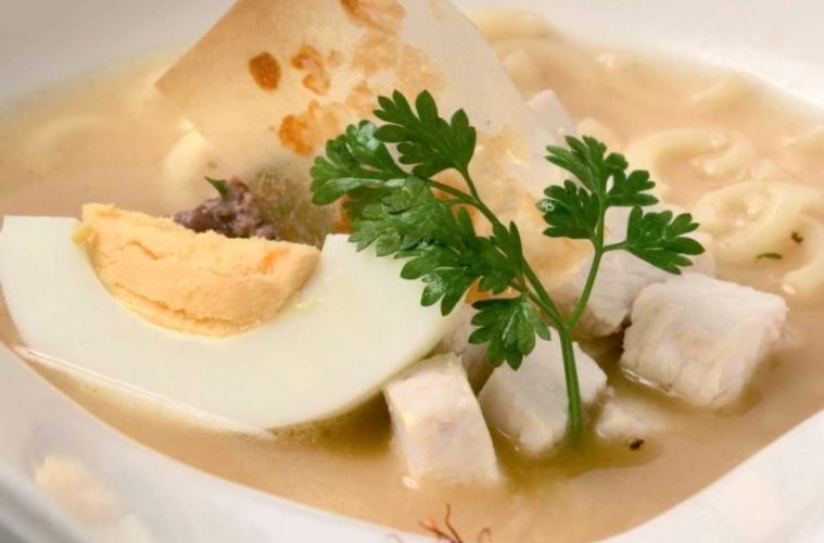 Sopa de cocido con azafrán y huevos duros