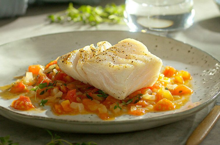 Bacalao fresco con tomate y tomillo