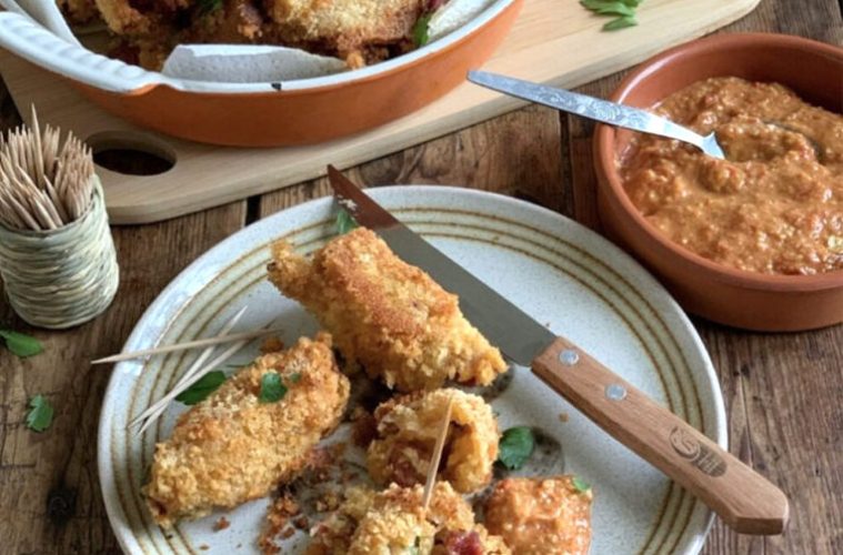 Croquetas de chorizo con salsa romesco