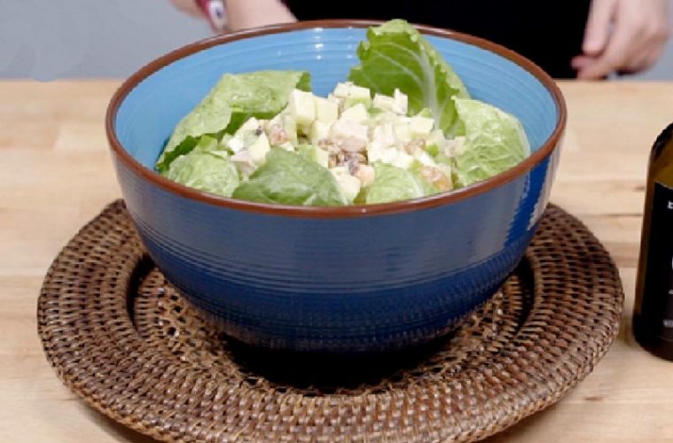 Ensalada Waldorf con yogur que se va a pasar de fecha