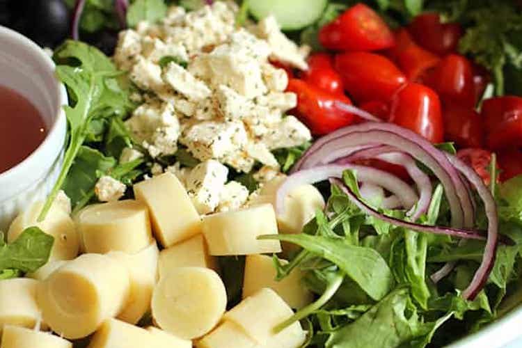 Ensalada de lechuga, tomate y palmitos, con queso de Cabrales