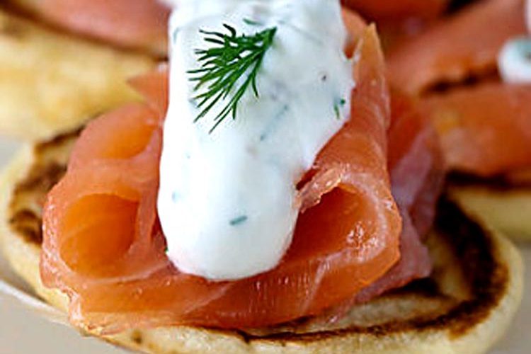 Blinis con salmón ahumado sobrante y queso crema
