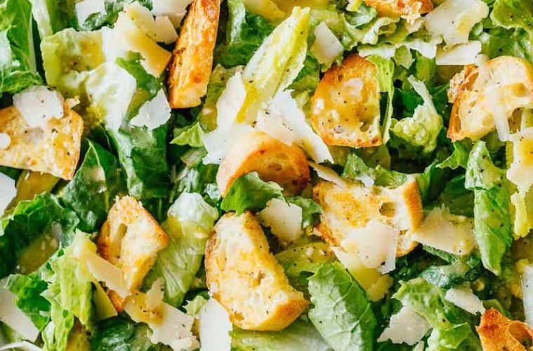 Ensalada César con pollo sobrante crujiente