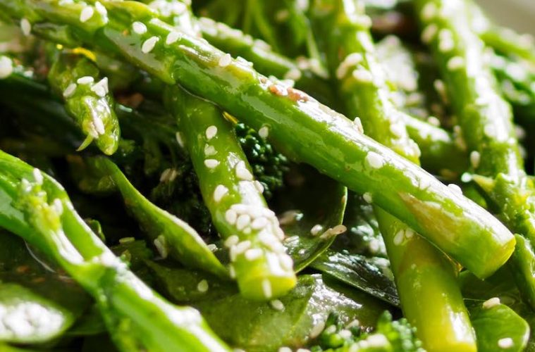 Ensalada vietnamita de espárragos trigueros, bimi y espinacas