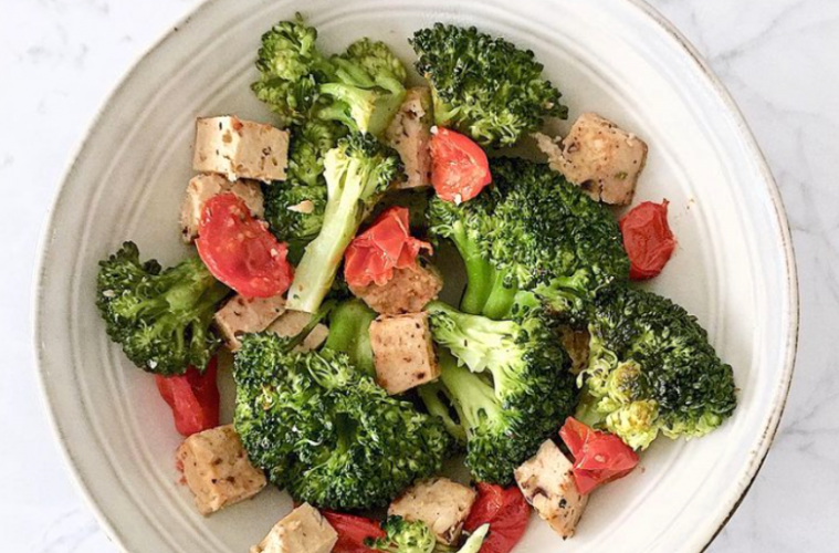 Salteado de brócoli, tofu y frutos secos