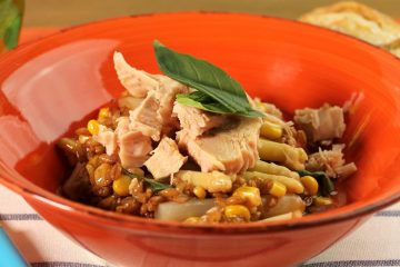Ensalada de salmón en conserva con espárragos y maíz