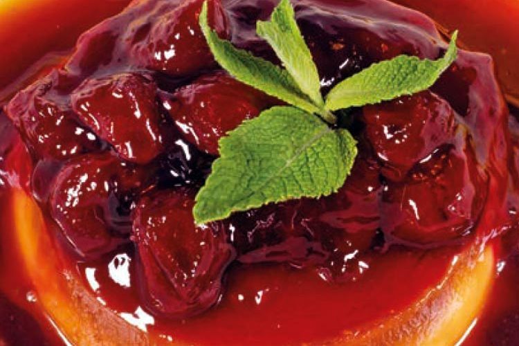 Flan casero de cerezas que empiezan a madurar