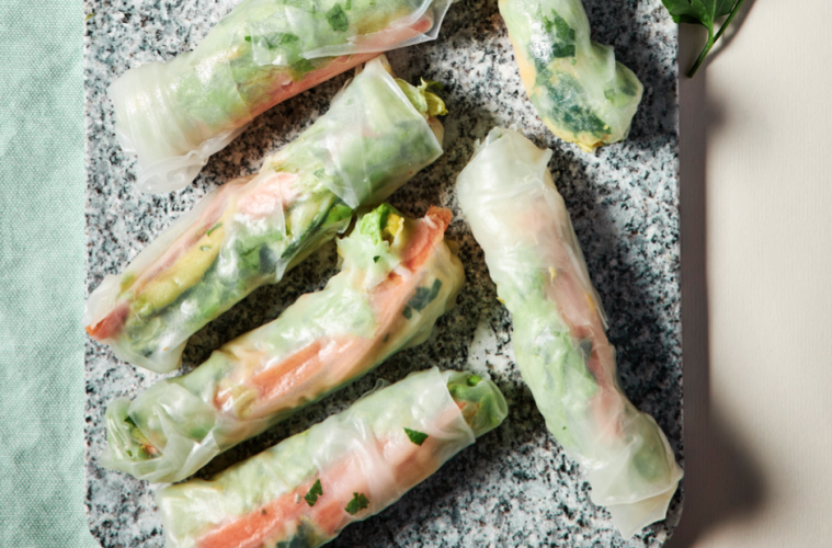 Rollitos de papel de arroz con sobras de carne o pescado y verduras