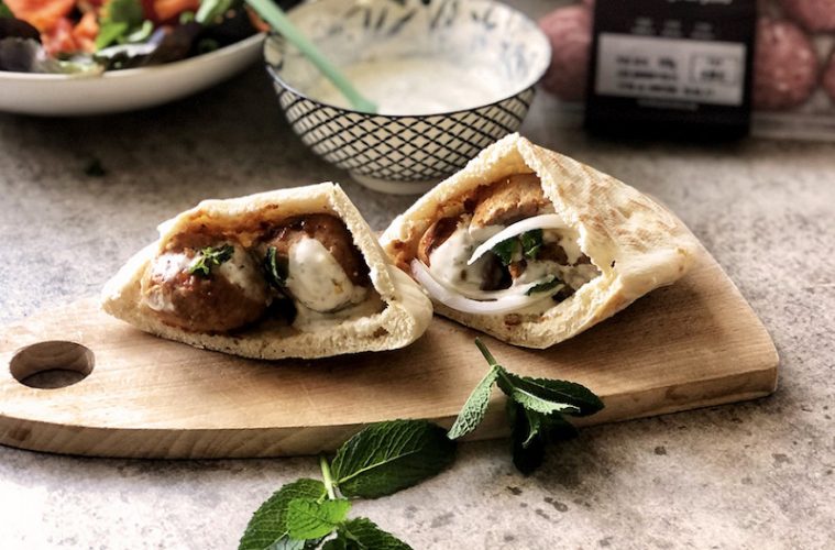 Albóndigas de pavo marinadas, en pan de pita